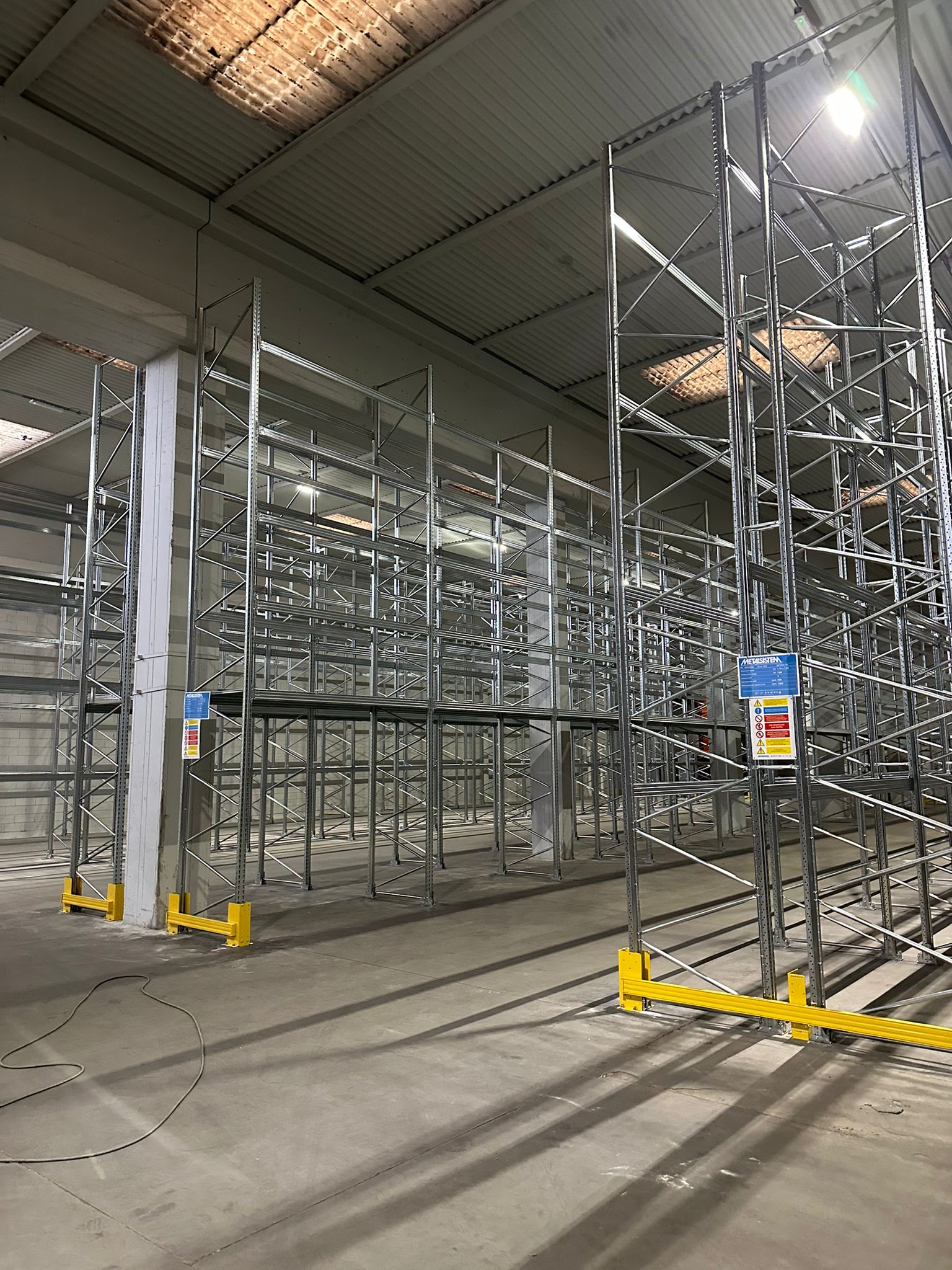 METALSISTEM Superbuild Heavy Duty High Strength Industrial Steel Pallet Rack Shelving System Multi-Level Design Galvanized