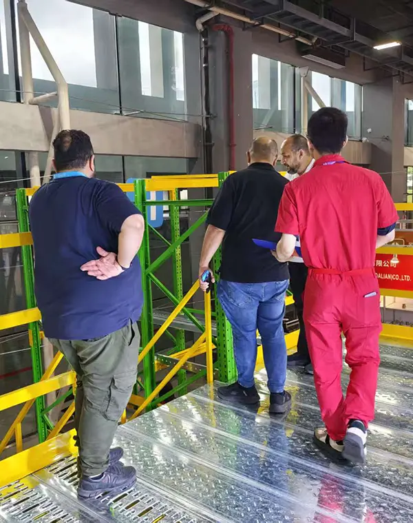 HEDA Shelves trade show booth crowd during global exhibition
