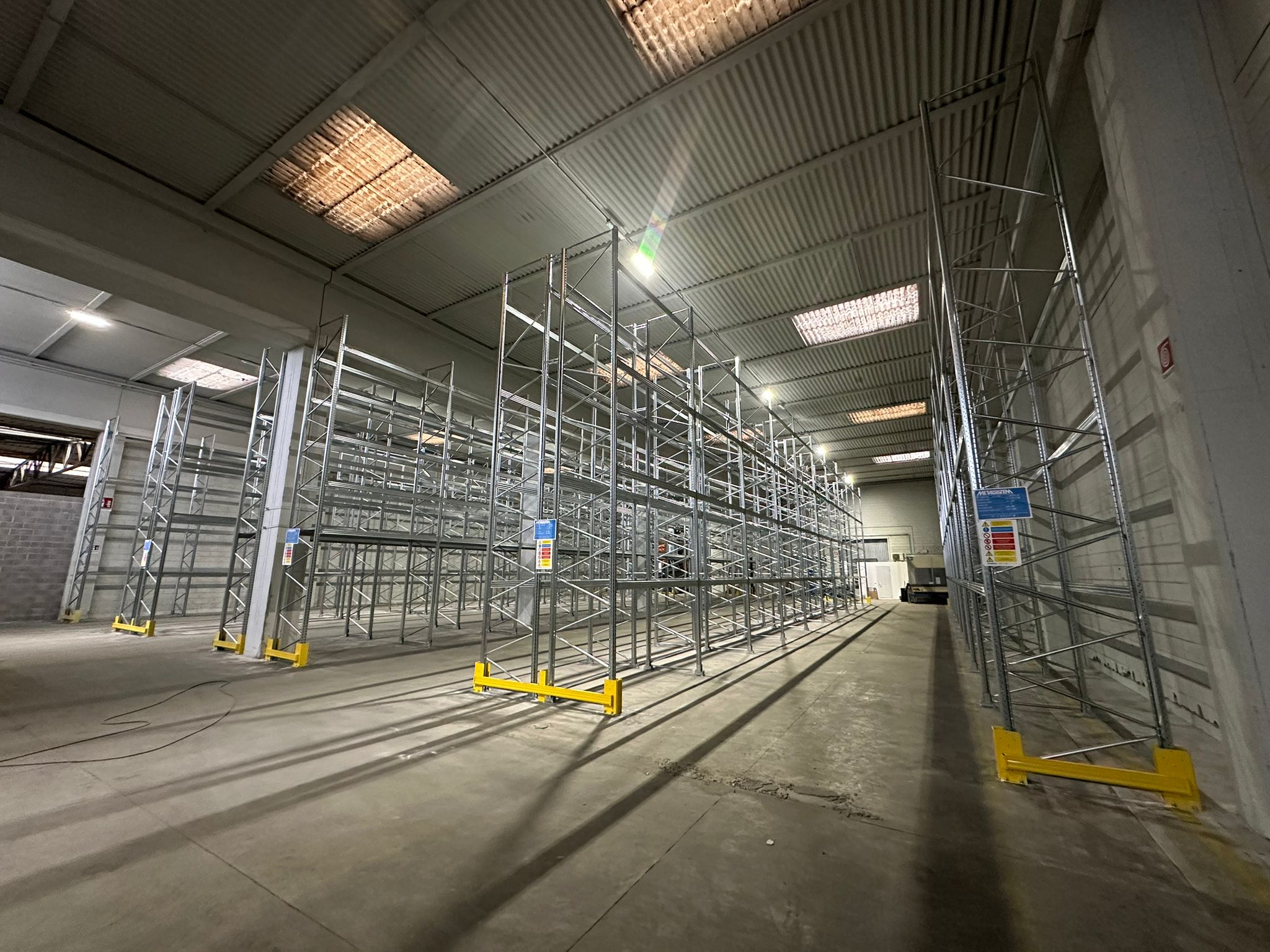 METALSISTEM Superbuild Heavy Duty High Strength Industrial Steel Pallet Rack Shelving System Multi-Level Design Galvanized