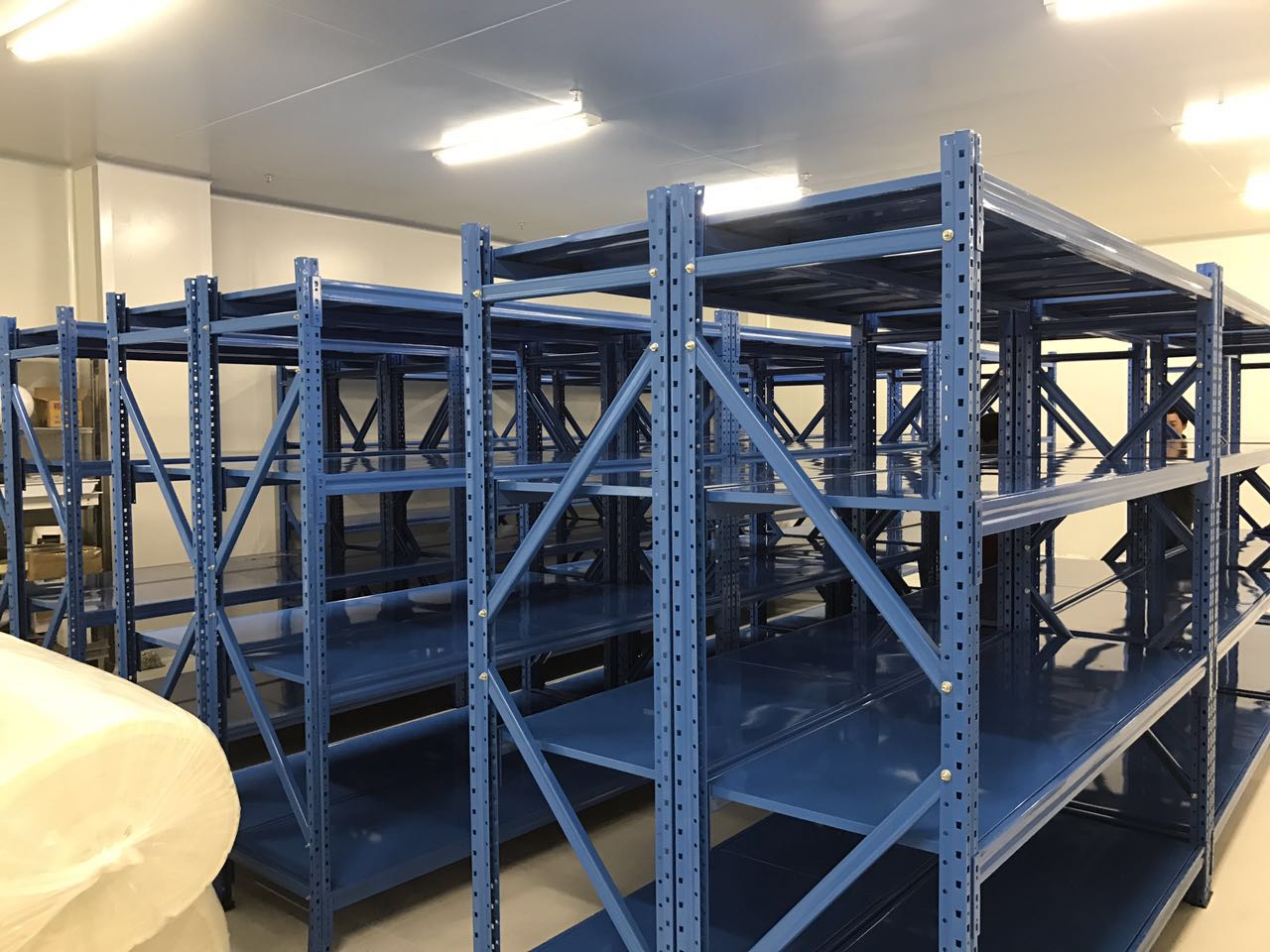 Heavy duty shelf detail