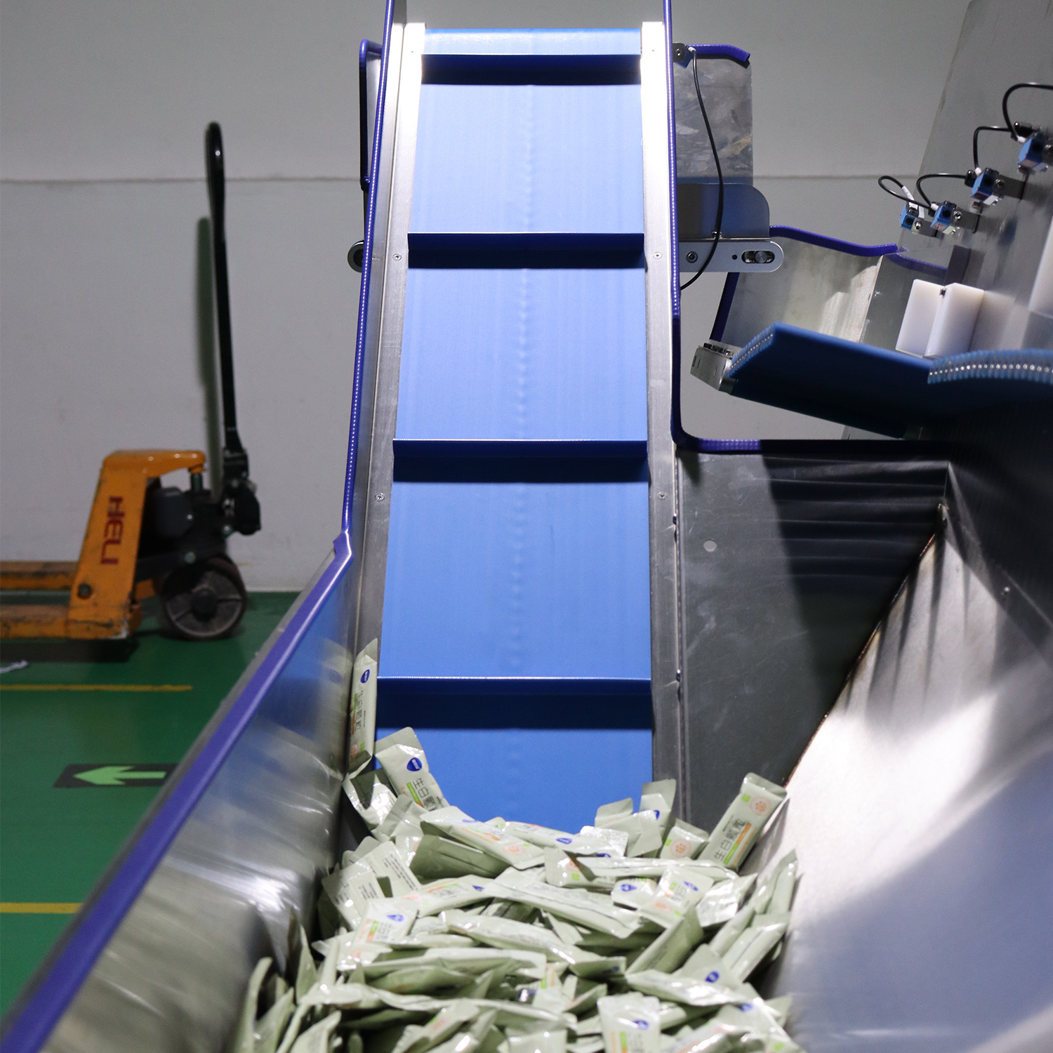 Intelligent 4 Lane Bag Counting Arranging System Servo Control Bulk Product Feeders For Box Packing