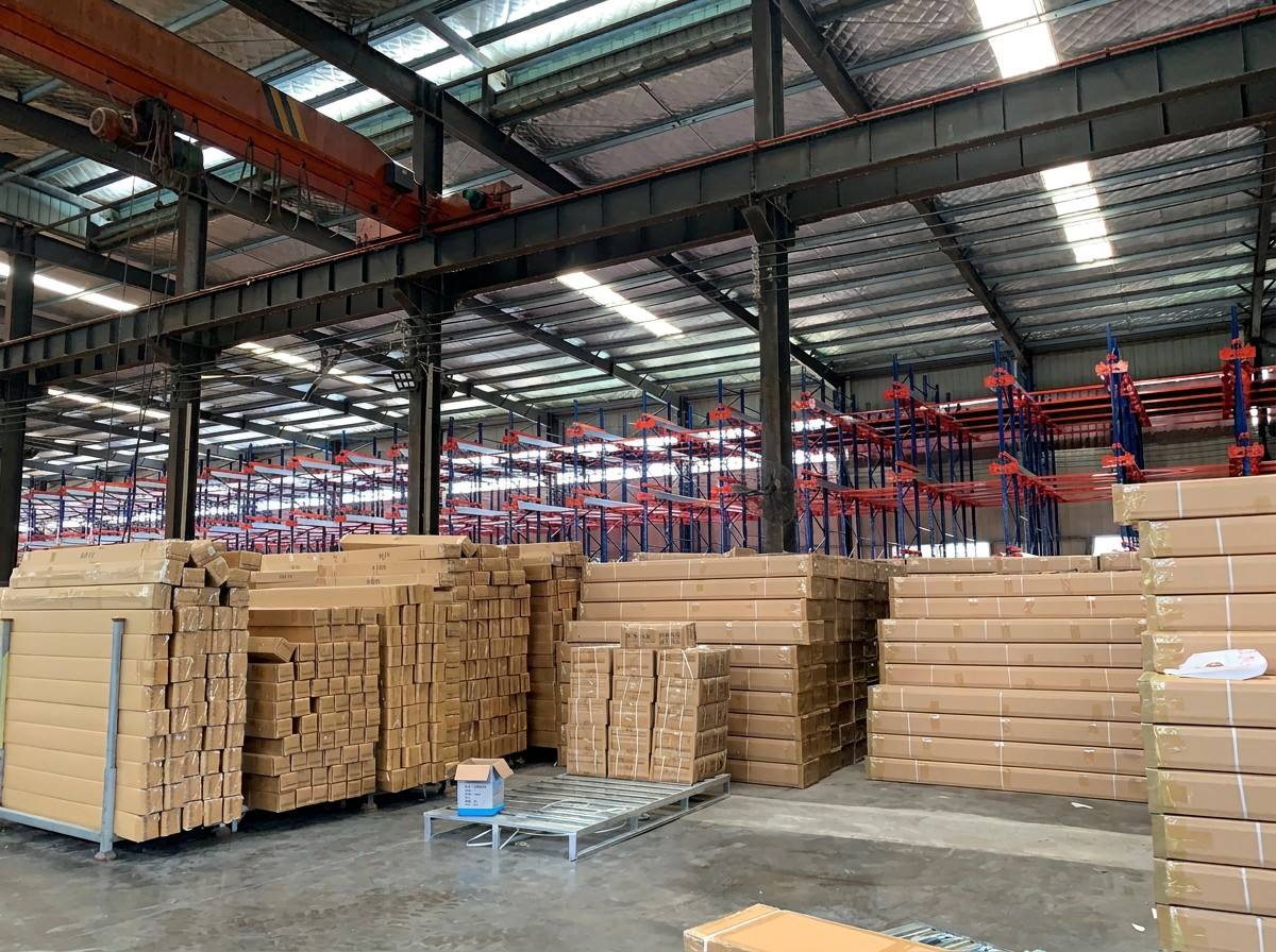 Teardrop Pallet Rack With Wire Mesh Decking Heavy Duty Adjustable Warehouse Steel Pallet Racking Logistics Distribution Center